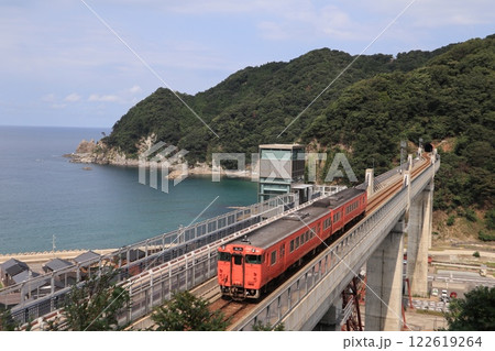 余部鉄橋と海と電車 122619264