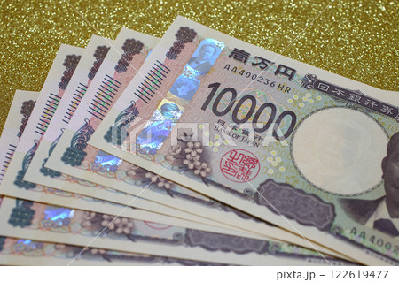 一万円札　日本円金色の背景 122619477