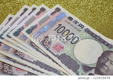 一万円札　日本円金色の背景 122619478