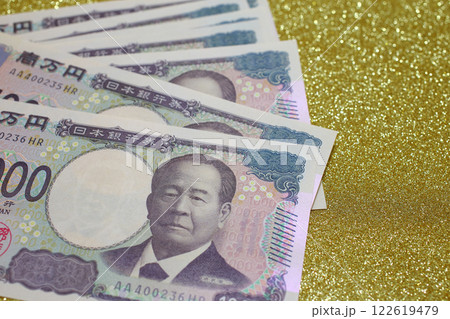 一万円札　日本円金色の背景 122619479