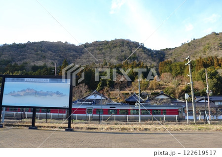 竹田駅手前を通過する特急はまかぜと竹田城 竹田駅手前を通過する特急はまかぜと竹田城 122619517