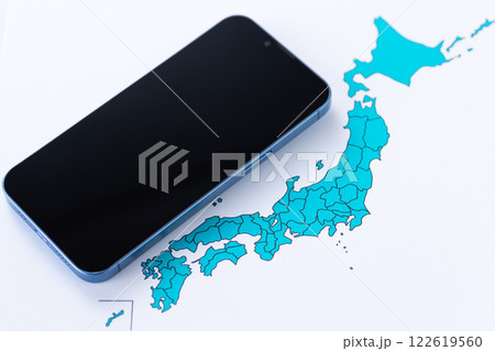 日本列島の地図とスマホ 122619560