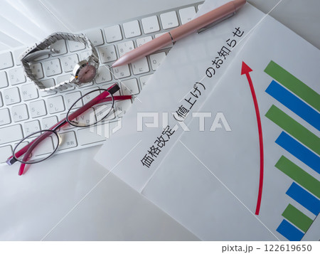 テーブルに置かれたグラフと書類とキーボードとメガネと時計 テーブルに置かれたグラフと書類とキーボードとメガネと時計 122619650