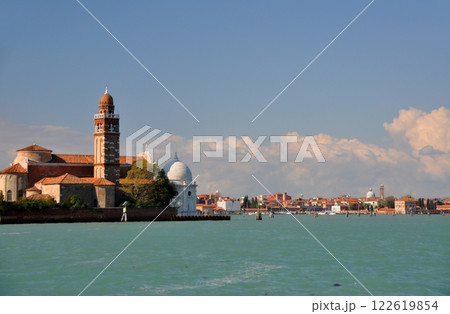 イタリア　ヴェネツィア・ラグーン　サン・ミケーレ島　イニーゾラ教会とヴェネツィア市街 122619854