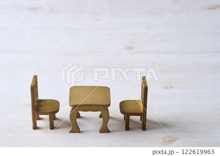 ミニチュアのテーブルとイスのセット 122619963