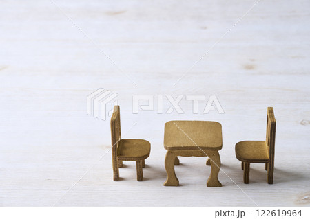 ミニチュアのテーブルとイスのセット 122619964