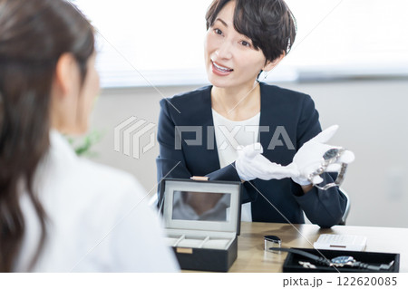 時計を査定をする買取専門業者 122620085