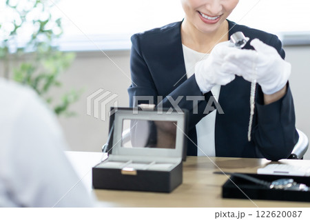 意金属を確認する買取専門業者　顔無し 122620087