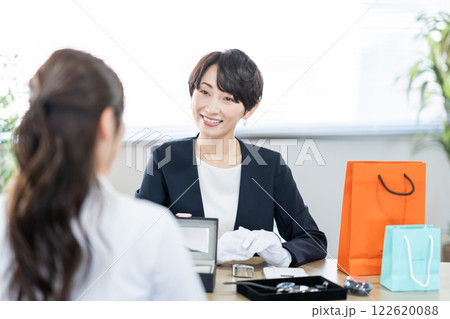 査定金額を説明する買取専門業者 査定金額を説明する買取専門業者 122620088