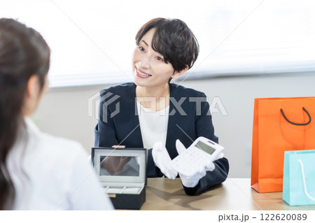 査定金額を説明する買取専門業者 122620089