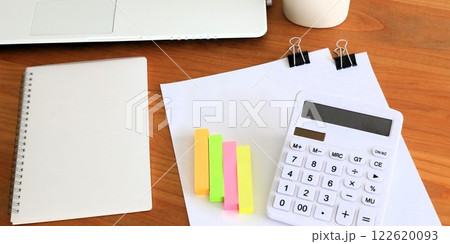 ビジネスイメージ　書類作成　デスクワーク　バナー素材 122620093