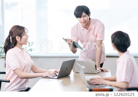 重要事項の説明をチームにする若いマネージャー 重要事項の説明をチームにする若いマネージャー 122620125