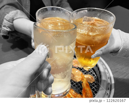 焼肉店で歓迎会　お酒で乾杯するシーン 122620167