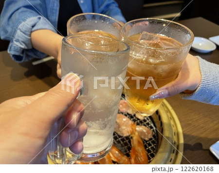 焼肉店で歓迎会　お酒で乾杯するシーン 122620168