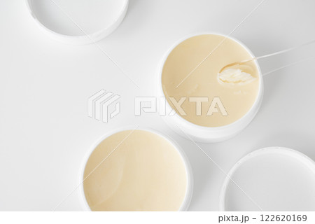 プラスチック製ジャー容器に入ったバームとスパチュラ 122620169