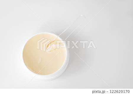 スパチュラとジャー容器に入った保湿バーム スパチュラとジャー容器に入った保湿バーム 122620170