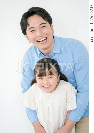 9歳の娘とパパ 122620237