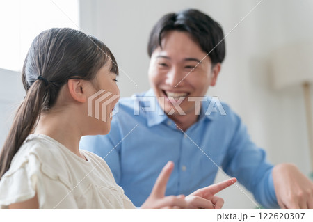 9歳の娘とパパ 122620307