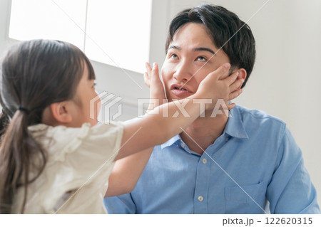 9歳の娘と変顔をするパパ 9歳の娘と変顔をするパパ 122620315