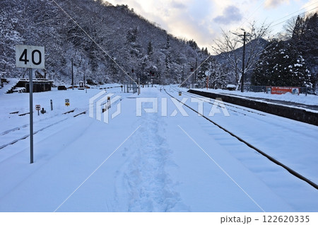 雪の中、列車がいなくなったホーム 雪の中、列車がいなくなったホーム 122620335
