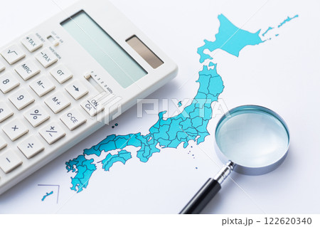 日本列島の地図と電卓とルーペ 122620340