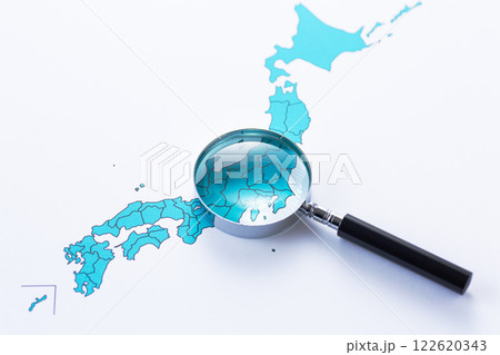 日本列島の地図とルーペ 122620343