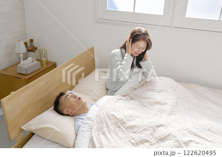 いびきがうるさい男性 122620495