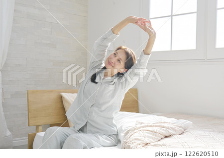 中年の女性　伸び　起床 122620510