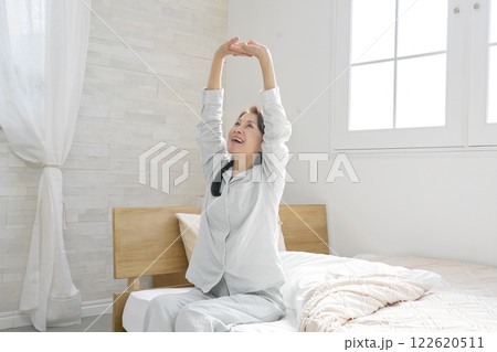 中年の女性　伸び　起床 122620511