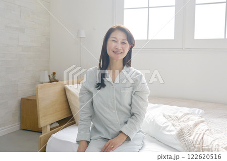 起床した中年の女性　ポートレート　カメラ目線 122620516