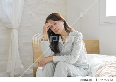 寝不足のパジャマを着た中年の女性　 122620518
