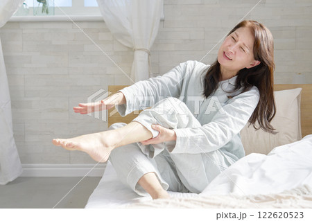 足がつる中年の女性 足がつる中年の女性 122620523