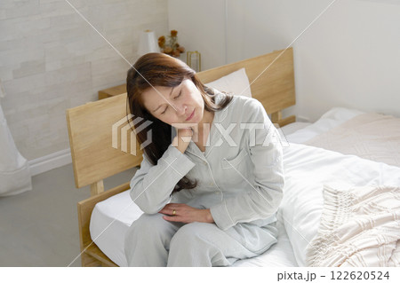寝違えた中年の女性 122620524
