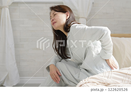 パジャマを着た中年の女性　腰痛 122620526