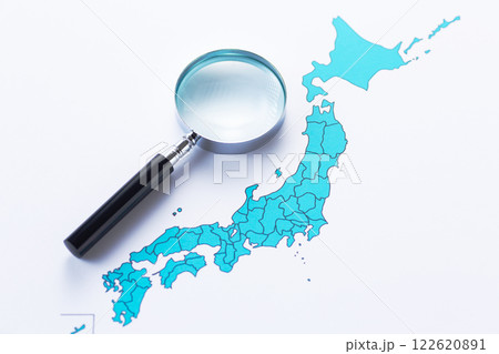 日本列島の地図とルーペ 122620891