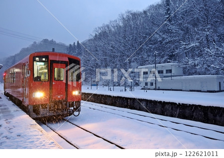 一面雪の中で出発を待つ単行気動車～備後落合駅 122621011