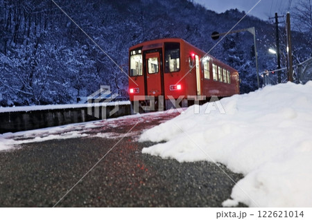 大雪の中、出発を待つ木次線最終列車 122621014