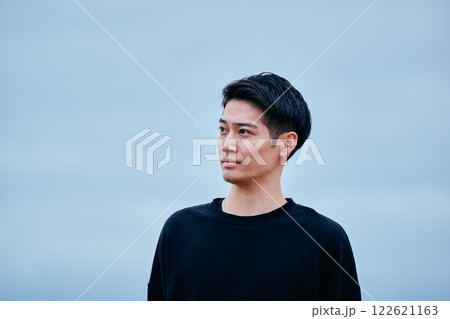 遠くを見つめる20代の若い男性 遠くを見つめる20代の若い男性 122621163