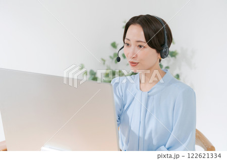 テレワークでオンライン会議をするミドル女性 テレワークでオンライン会議をするミドル女性 122621334