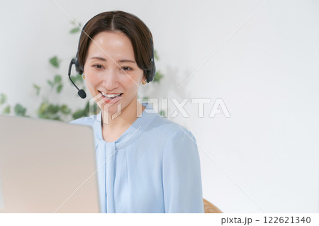 テレワークでオンライン会議をするミドル女性 テレワークでオンライン会議をするミドル女性 122621340