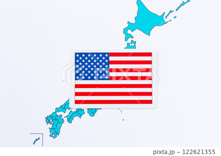 日本列島の地図とアメリカ国旗 122621355