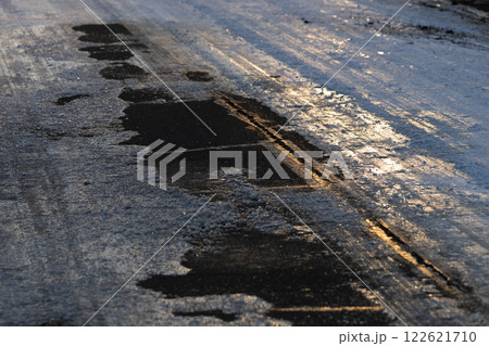 真冬の北海道のブラックアイスバーン路面 122621710