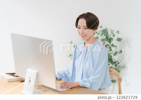 テレワークで働く女性 テレワークで働く女性 122621729