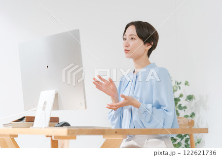 テレワークで働く女性 122621736