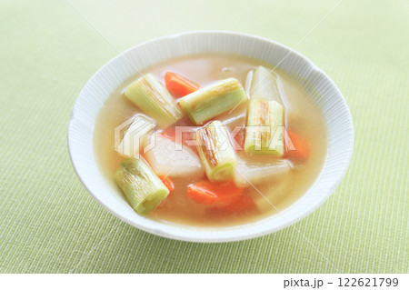 ネギを楽しむ、焼きネギのコンソメスープ（湯気あり） 122621799