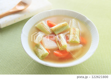 ネギを楽しむ、焼きネギのコンソメスープ（湯気あり） 122621800