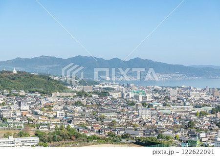 大分県別府市　快晴の別府市の街並み 122622091
