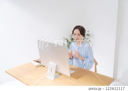 テレワークでオンライン会議をするミドル女性 122622117