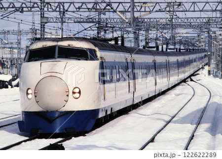 1981年　米原駅を通過する0系ひかり 122622289