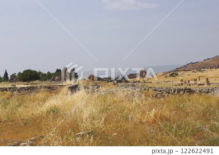 トルコ パムッカレ ヒエラポリス遺跡の風景 トルコ パムッカレ ヒエラポリス遺跡の風景 122622491